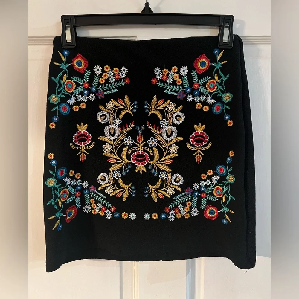 Embroidery Pattern black mini skirt - Picture 1 of 4